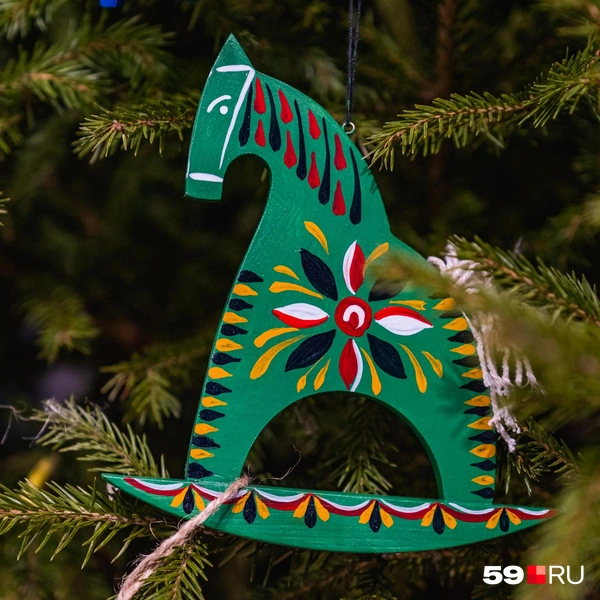 Лошадка — тоже традиционное елочное украшение в старину, а еще символ наступающего года | Источник: Тимофей Калмаков / 59.RU