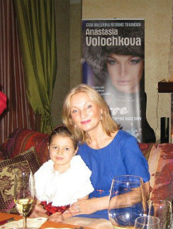 Тамара Волочкова с внучкой Аришей в квартире дочери