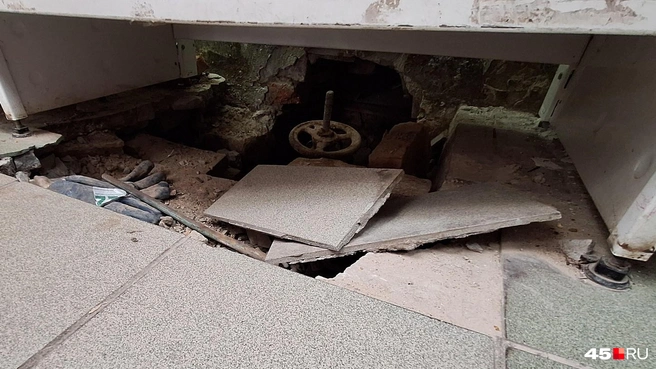 Старая, не поменянная задвижка находится прямо под стеллажами в торговом зале | Источник: Александр Лисихин / 45.RU 