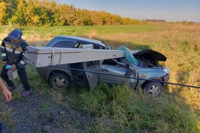 Пьяный водитель снес опору в Зауралье