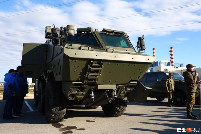 На помощь приехали военные службы | Источник: Владислав Лоншаков / E1.RU