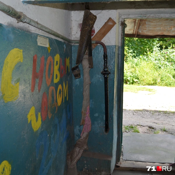 Труба отопления обмотана самими жильцами, хотя по нормативам она должна быть обложена утеплителем | Источник: Максим Улитов / 71.RU