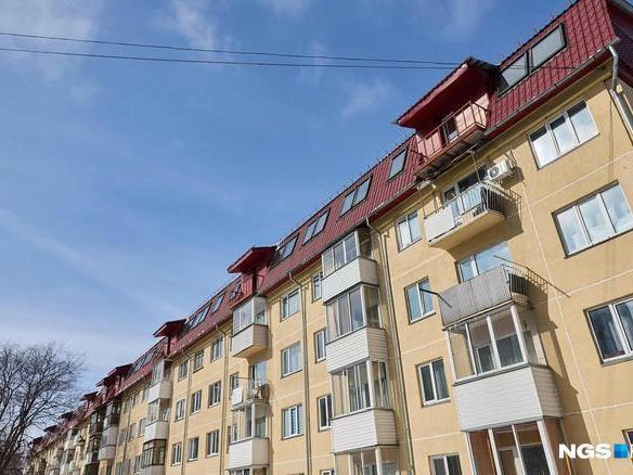 Мансардный этаж на доме по улице Столетова, 19 стал источником проблем для его жильцов. | Источник: Александр Ощепков / NGS.RU