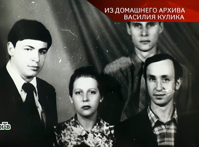 В молодости Кулик перенес травму головы (Кулик&nbsp;— крайний справа) | Источник: «Следствие вели» с Леонидом Каневским / ntv.ru
