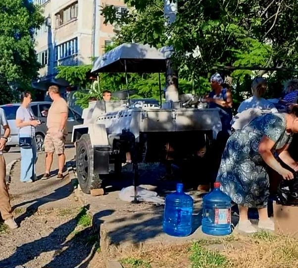 На улицах курортной Массандры, где нет света уже две недели, начинает работу полевая кухня, чтобы жители из негазифицированных домов смогли поесть горячую гречневую кашу с тушенкой и набрать воду в термосы | Источник: Yanina_pavlenko / t.me