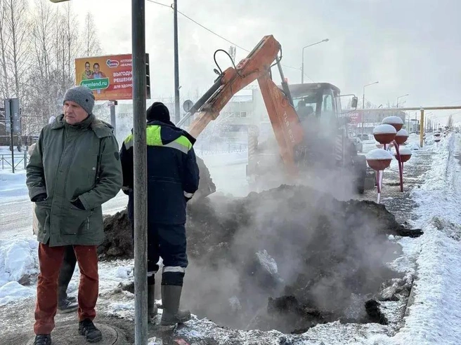 На месте повреждения задействована специальная техника для проведения ремонтных работ. | Источник: МинЖКХ Челябинской области / max.ru