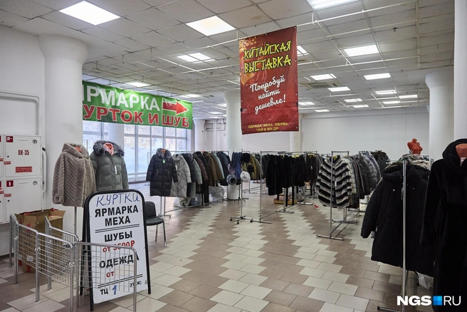 Магазин шуб тоже не нашел себе новое помещение. Часть товара отправят в Омск, а после, когда арендуют новую точку продажи, вернут в Новосибирск | Источник: Александр Ощепков / NGS.RU