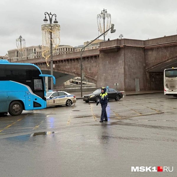 Движение регулируют сотрудники ДПС | Источник: Артем Устюжанин / MSK1.RU