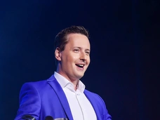 «Пренебрежительно отозвался о моей прическе»: Витас о конфликте с чиновником, которого чуть не лишил зрения