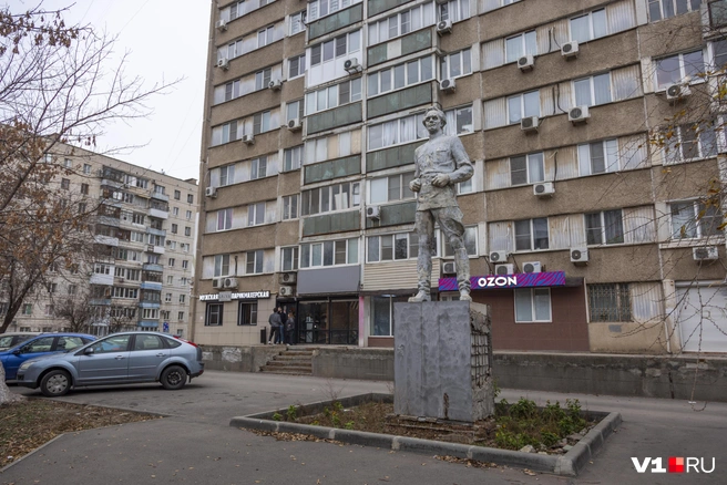 Плиты облицовки уже давно отвалились с постамента | Источник: Константин Завриков / V1.RU