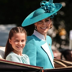 В цвете лазурного моря: яркий выход Кейт Миддлтон с детьми на параде Trooping The Colour