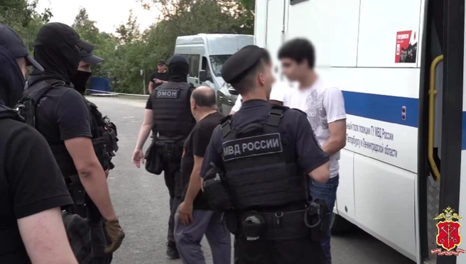 После жалоб петербуржцев полиция прошлась по табору в Красносельском районе. Кандидатов на выдворение больше, чем повесток | Источник: ГУ МВД России по Санкт-Петербургу и Ленинградской области