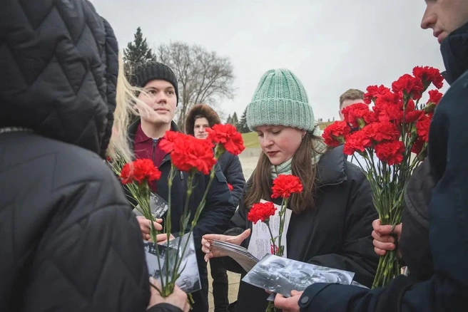 Сотрудники раздали жителям и гостям города-героя цветы для возложения и открытки с фотографиями военных лет | Источник: ООО «РИТЭК»