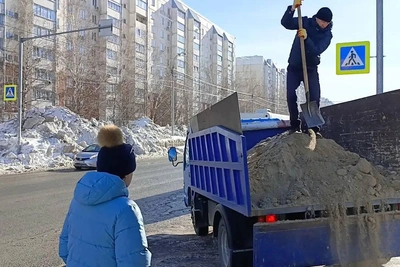 Жители Плющихинского обработали тротуары песком, используя два КАМАЗа