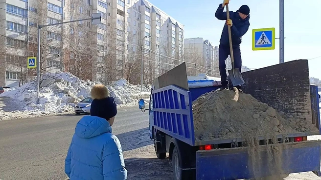 Песком посыпали улицу Татьяны Снежиной | Источник: читательница НГС