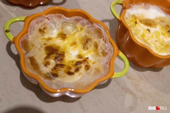 Чаще всего запеканку готовят в духовке, но можно также в микроволновке и на сковороде | Источник: Владислав Лоншаков / E1.RU