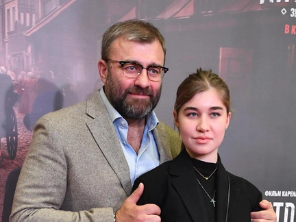 Дочь Пореченкова дебютировала в кино: первые кадры со съемок сериала «Таксопарк 13»