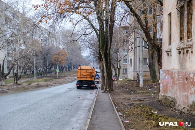 Богдана Хмельницкого чистят | Источник: Булат Салихов / UFA1.RU