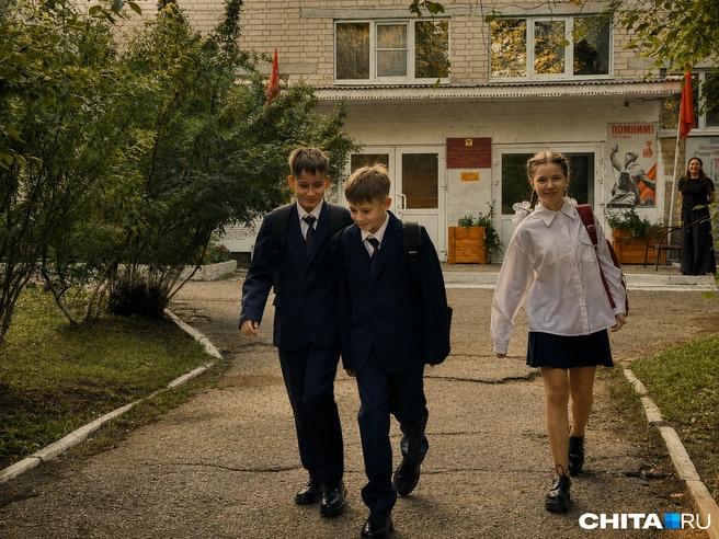 У этих ребят линейка в другой школе  | Источник: Евгения Петина / CHITA.RU