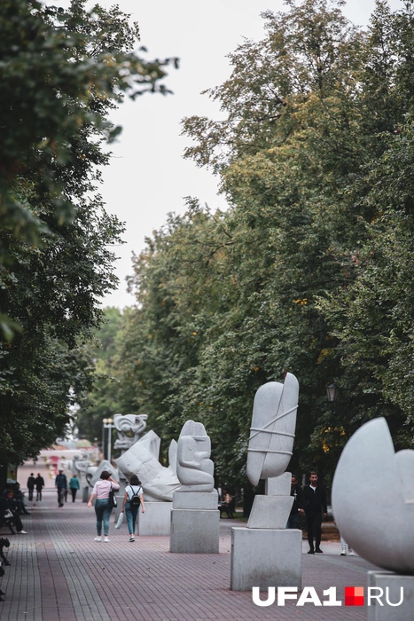 В сотый раз пройдя мимо скульптур на аллее ArtTerria, попробуйте разгадать их смысл
