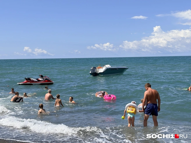 Дети наслаждаются долгожданным морем  | Источник: Анна Грицевич / SOCHI1.RU
