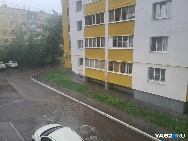 По улицам потекли огромные реки грязной воды | Источник: Светлана Коновалова / YA62.RU