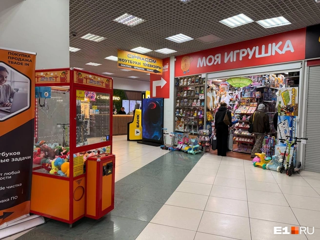 Местами торговый центр напоминает крытый рынок | Источник: Дарья Костомина / E1.RU