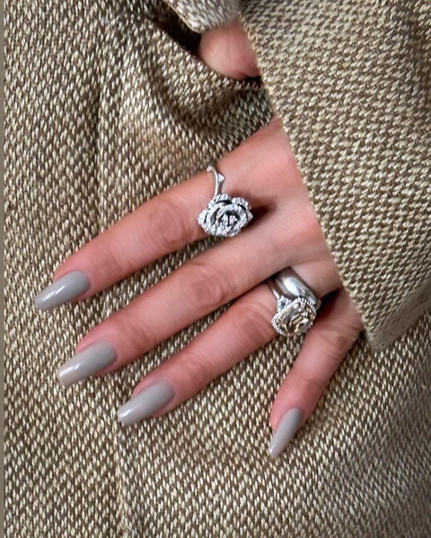 Серый маникюр + крупные кольца — модное сочетание для самых красивых рук от Дженнифер Лопес