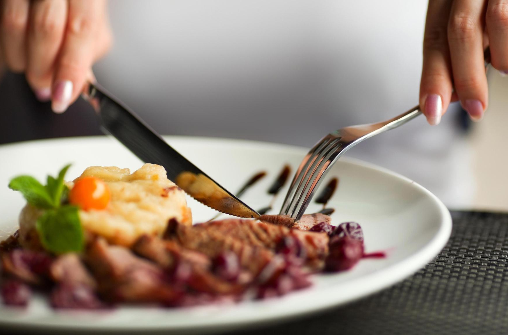Сонник вкусно есть. Еда с вилкой и ножом. Еда в ресторане. Тарелка с едой в руках. Кушать вилкой и ножом.
