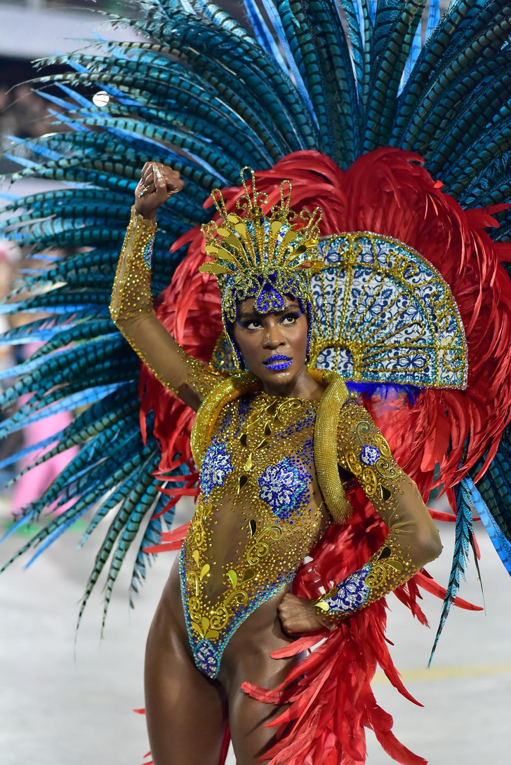 Горячая секс оргия со страстными бразильянками во время карнавала