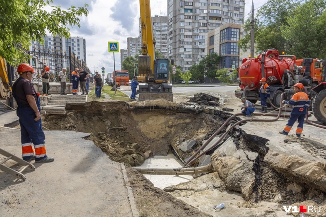 Судя по глубине котлована и озеру на его дне порвало магистральный водовод | Источник: Константин Завриков / V1.RU