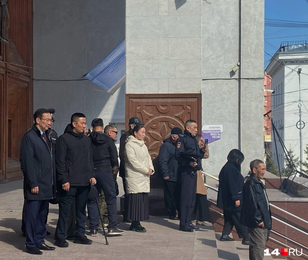 Айсен Николаев и Петр Шамаев наблюдали за этим одними из последних | Источник: Надежда Ефимова / 14.RU