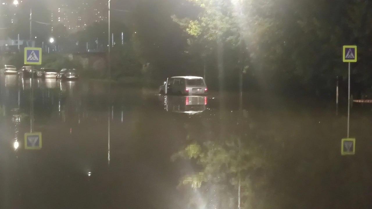 Ливень с грозой в Москве и Подмосковье: из-за сильного дождя затопило  дорогу: фото и видео - 26 июля 2023 - МСК1.ру