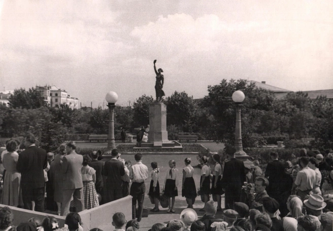 Открытие памятника Н. Аргентовской, фотограф Г.&nbsp;С.&nbsp;Авраменко, 1961 г. | Источник:  Старый Курган/ ГАУК Курганский областной краеведческий музей