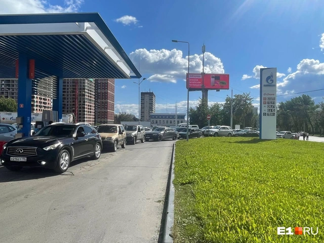 Очереди на заправках пока остаются частью городского пейзажа | Источник: Елизавета Хубулава / E1.RU