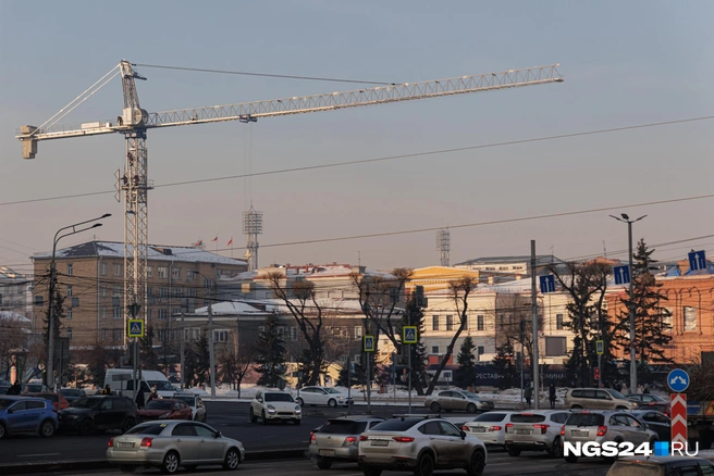 Даже в усеченном виде кран выглядит массивно | Источник: Мария Ленц / NGS24.RU
