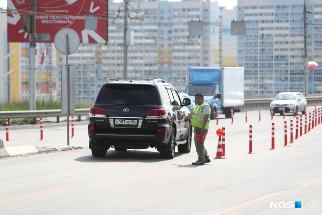 В целом автомобили проезжают по мосту свободно, перед началом ремонта уложили новое покрытие | Источник: Александр Ощепков / NGS.RU