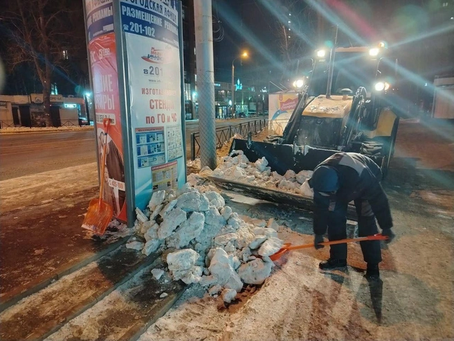 Его убирают не только на дорогах, но и на тротуарах | Источник: «Город Иркутск» / T.me