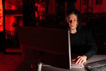 «Один шаг, и ты стал частью какой-то мутной схемы»: рассказ читателя о знакомстве с даркнетом