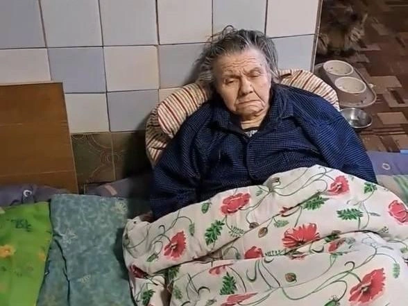 Пенсионерке расстелили импровизированную кровать на полу | Источник: Личный архив Ирины Стружкиной