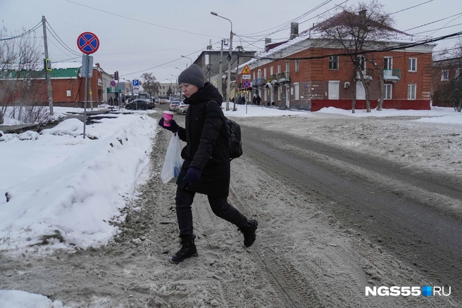 Зато в голове появляются мысли о том, почему дороги в Омске настолько плохо чистят, что приходится тонуть в каше | Источник: Евгений Софийчук / NGS55.RU