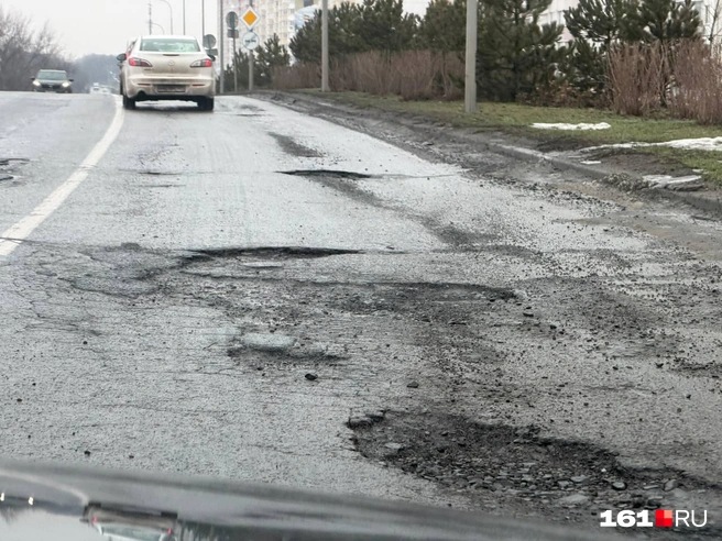 Разбитое дорожное полотно создает часто аварийные ситуации | Источник: Читатель 161.RU