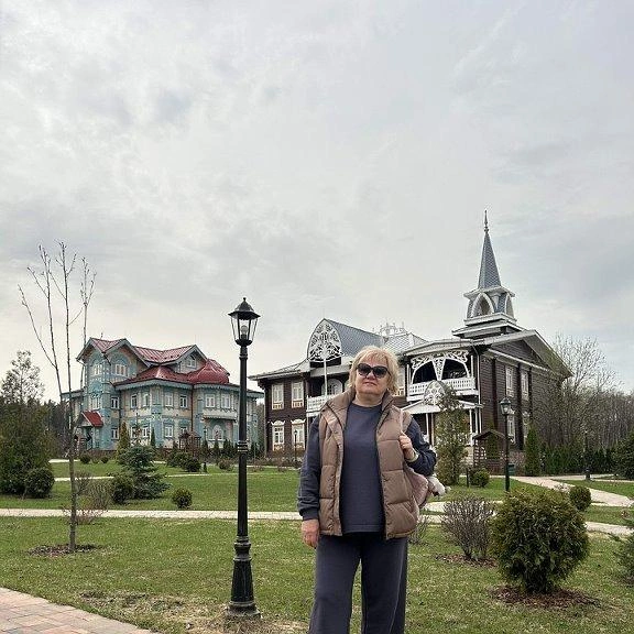 Мама Александра, 61-летняя Любовь, тоже чиновница. Долгое время она работала на руководящих должностях в Мосжилинспекции | Источник: Любовь Кучерявкина / OK.ru