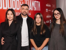 Седокова хвастает прессом, Крид прячется от камер, Баста нежно обращается к жене: премьера мюзикла «Любовь без памяти»