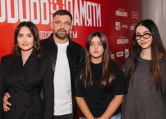 Седокова хвастает прессом, Крид прячется от камер, Баста нежно обращается к жене: премьера мюзикла «Любовь без памяти»