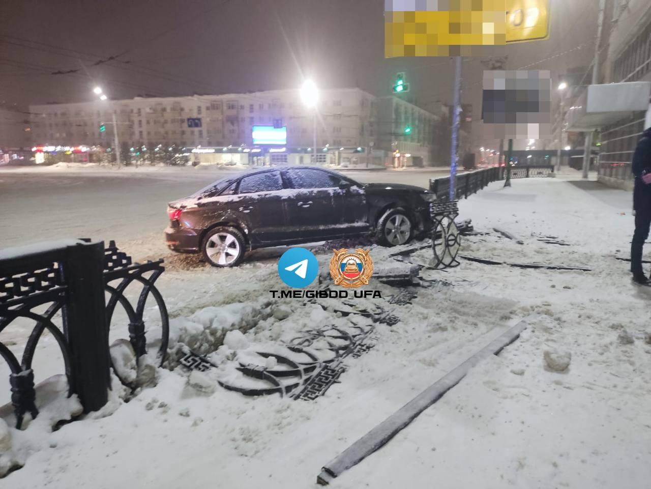 21-летний водитель «Ауди» вошел в дрифт на кольце у «Централки» и снес забор — видео 