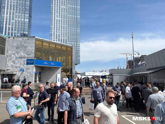 К входу в «Экспоцентр» растянулась очередь | Источник: Иван Гусаров / MSK1.RU