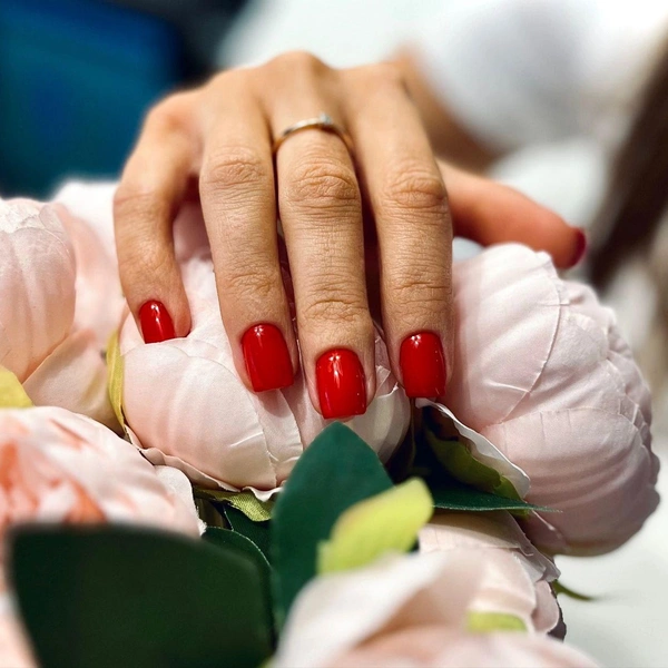 Красный оттенок, по словам бьюти-мастера, не выходит из моды | Источник: Татьяна Терехова
