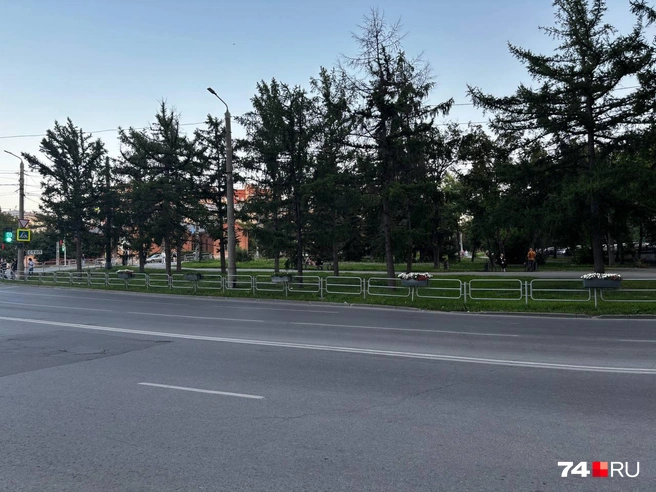 И еще один пример в центре. Тротуар рядом с ТРК «Урал» отделен от проезжей части широкой зеленой полосой. Нужен ли тут забор, как считаете? | Источник: Наталия Колмогорова