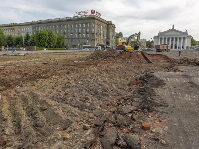 После снятия асфальта техника приступила к удалению подложки из битого исторического кирпича | Источник: Константин Завриков / V1.RU
